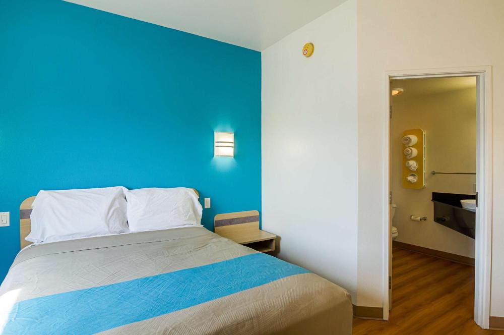 Queen Room - Non-Smoking interior